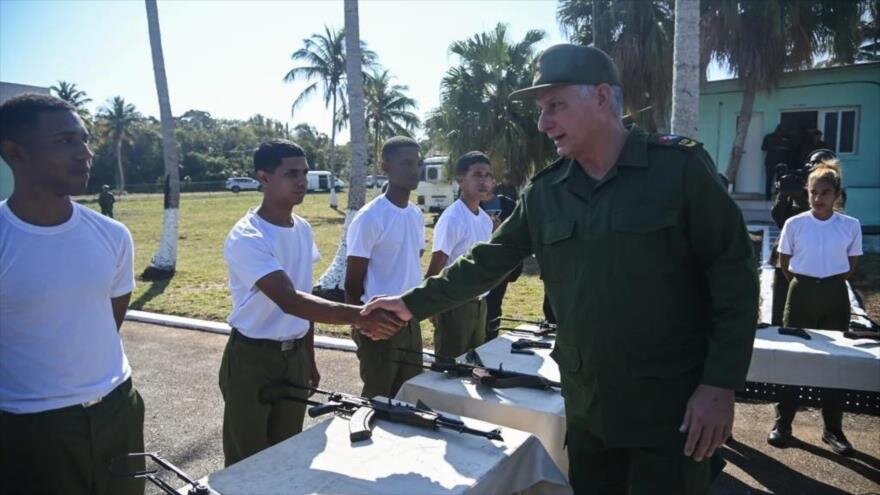 Presidente cubano lidera ejercicios de defensa en medio de amenazas de EEUU