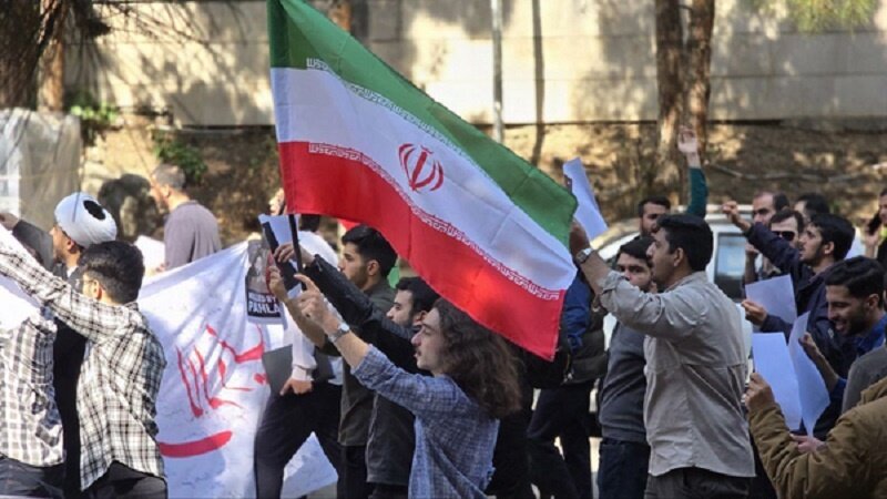 Xwendekarên îranî dijî zorbêjîya welatên rojavayî û ajaweyê li zanîngehan rabûn