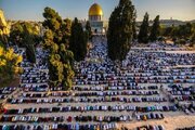 Abhaltung des Gebets in der Al-Aqsa-Moschee mit Zehntausenden Palästinensern