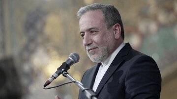 ہم ہتھیار نہيں ڈالتے، کیونکہ ہم ایرانی ہیں، عراقچی کا ٹرمپ کو پیغام