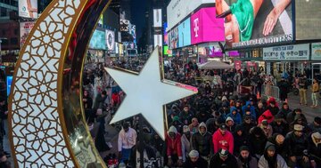 Hundreds gather in New York’s Times Square for Ramadan iftar, prayers