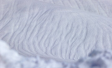 Reqsa bayê li ser spîbûnan؛ pêlên berfê li Kurdistana Tirkiyeyê çavan matmayî kirin + wêne