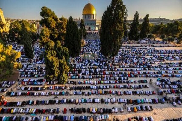 Accomplissement de la prière à la mosquée Al-Aqsa avec la présence de dizaines de milliers de Palestiniens