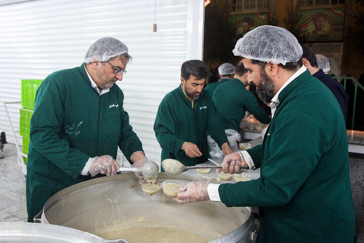 اطعام افطاری زائران حرم بانوی کرامت در ایستگاه‌های صلواتی