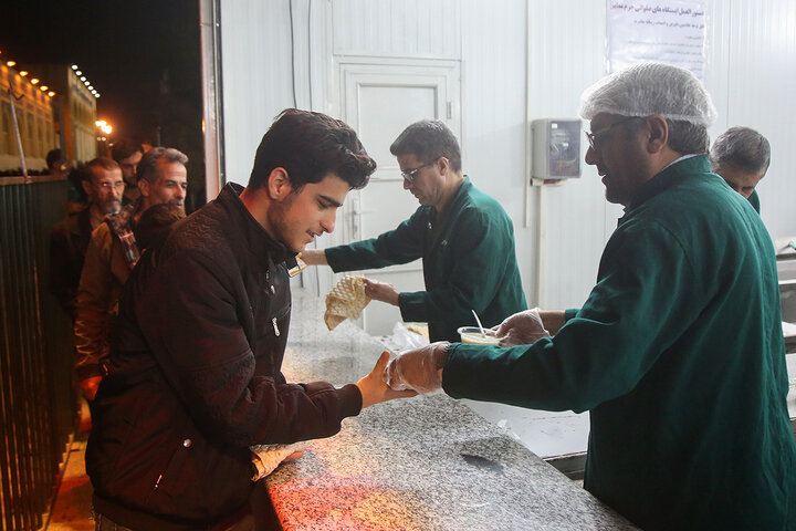 اطعام افطاری زائران حرم بانوی کرامت در ایستگاه‌های صلواتی