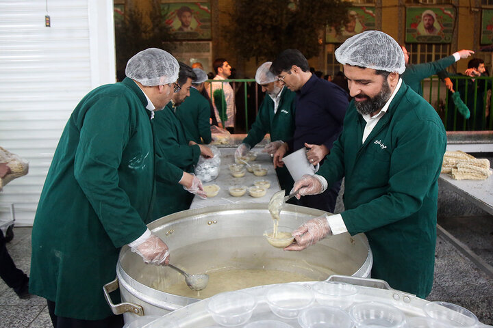 اطعام افطاری زائران حرم بانوی کرامت در ایستگاه‌های صلواتی