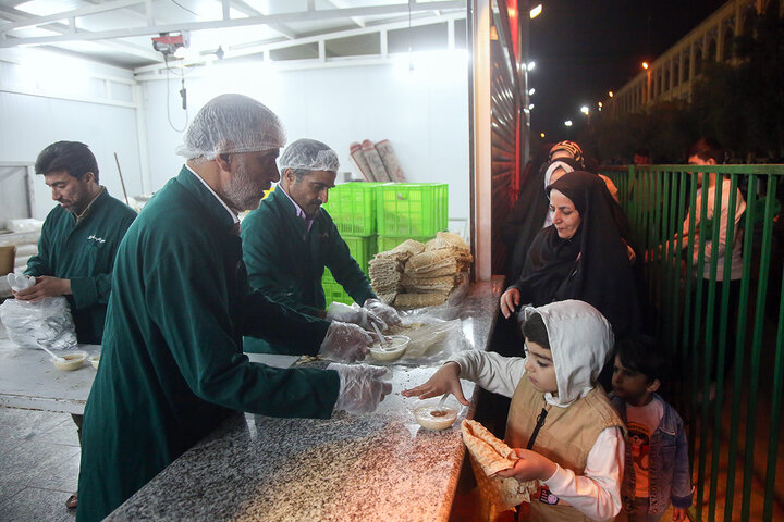 اطعام افطاری زائران حرم بانوی کرامت در ایستگاه‌های صلواتی