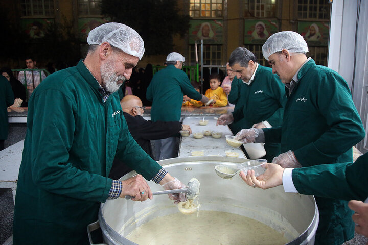 اطعام افطاری زائران حرم بانوی کرامت در ایستگاه‌های صلواتی