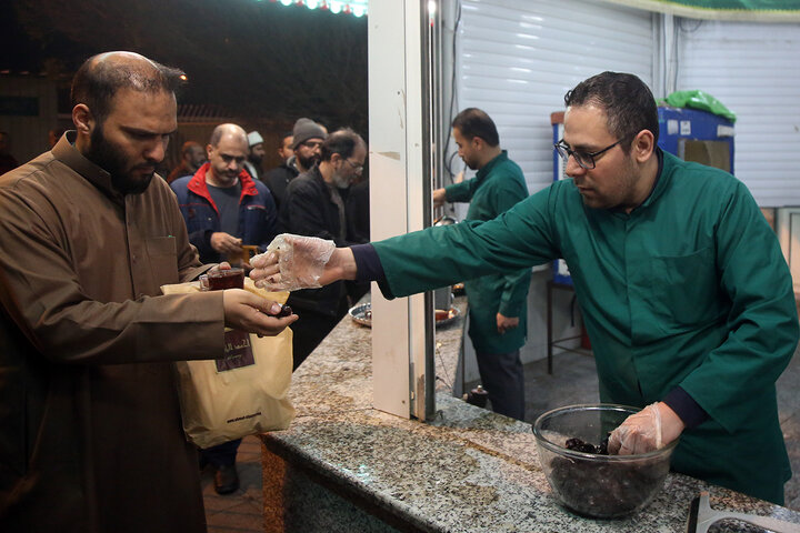 اطعام افطاری زائران حرم بانوی کرامت در ایستگاه‌های صلواتی