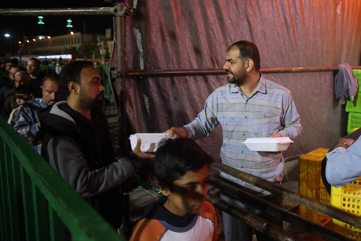 اطعام افطاری زائران حرم بانوی کرامت در ایستگاه‌های صلواتی