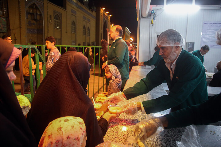 اطعام افطاری زائران حرم بانوی کرامت در ایستگاه‌های صلواتی