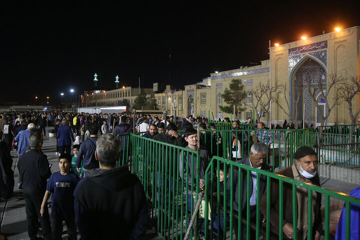 اطعام افطاری زائران حرم بانوی کرامت در ایستگاه‌های صلواتی