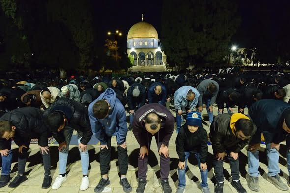 50 ألف مصلٍ يؤدون العشاء في الأقصى رغم القيود المشددة