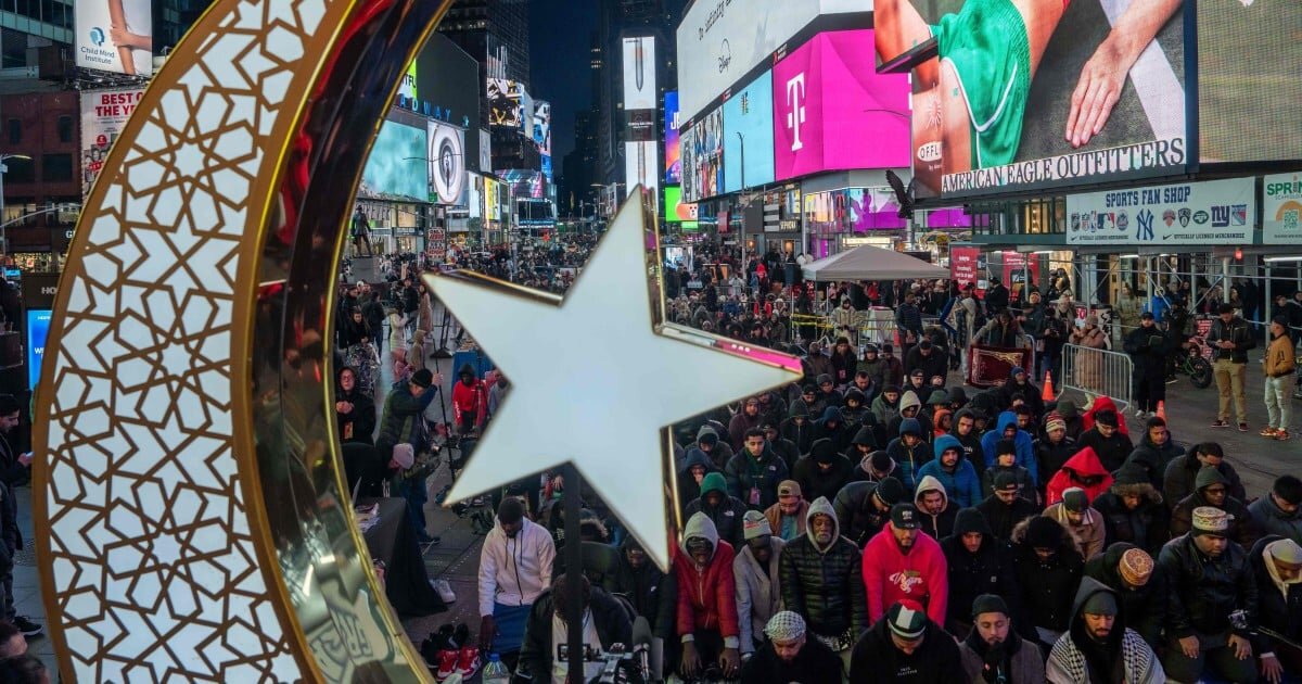 Hundreds gather in New York’s Times Square for Ramadan iftar, prayers