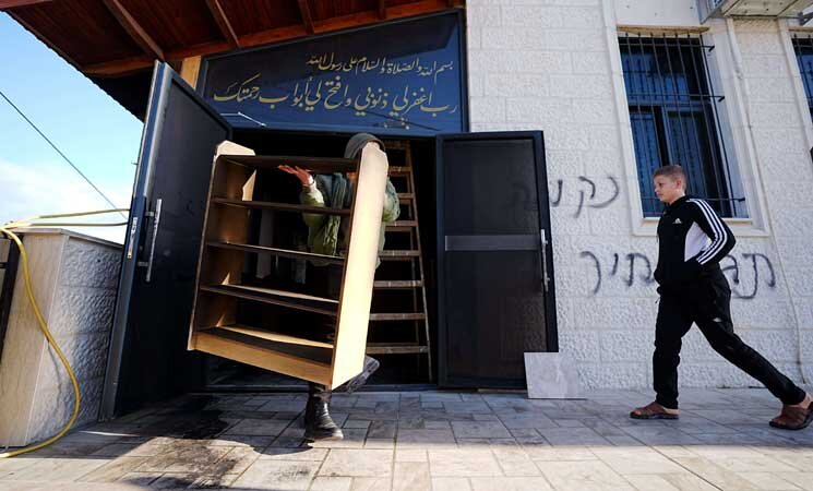 شهرکنشینان صهیونیست، مسجدی در کرانه باختری را به آتش کشیدند! + تصویر