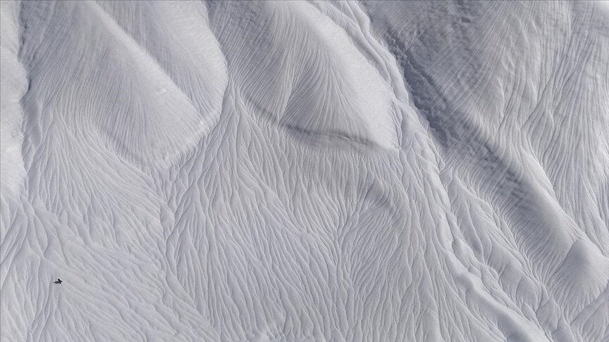 Reqsa bayê li ser spîbûnan؛ pêlên berfê li Kurdistana Tirkiyeyê çavan matmayî kirin + wêne