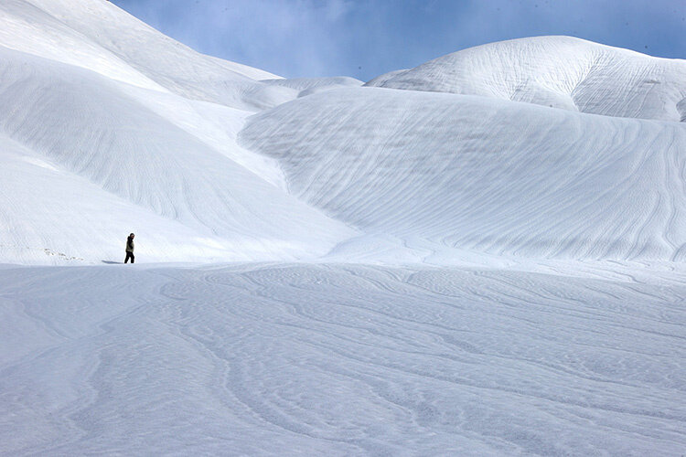 Reqsa bayê li ser spîbûnan؛ pêlên berfê li Kurdistana Tirkiyeyê çavan matmayî kirin + wêne