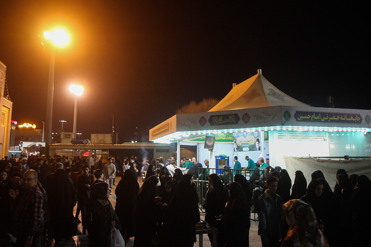 Wêneyen | Xwarina îftarê ji bo zîyaretvanên Haramê Xanima Kerametê li rawestgehên salewatî