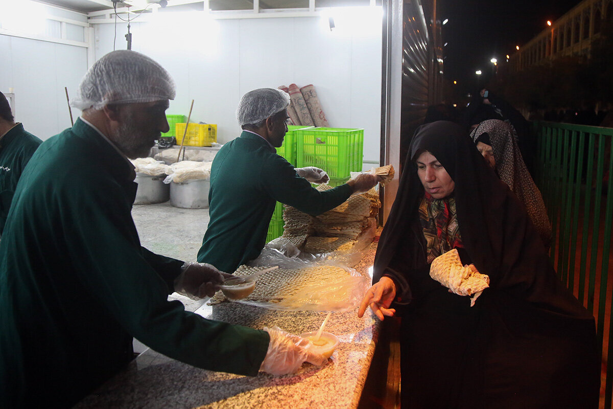 Wêneyen | Xwarina îftarê ji bo zîyaretvanên Haramê Xanima Kerametê li rawestgehên salewatî