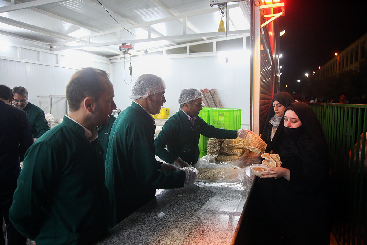 Wêneyen | Xwarina îftarê ji bo zîyaretvanên Haramê Xanima Kerametê li rawestgehên salewatî