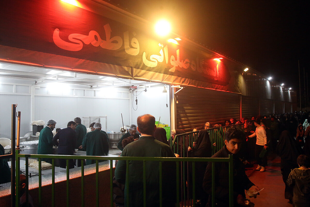 Wêneyen | Xwarina îftarê ji bo zîyaretvanên Haramê Xanima Kerametê li rawestgehên salewatî