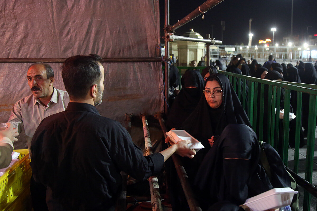 Wêneyen | Xwarina îftarê ji bo zîyaretvanên Haramê Xanima Kerametê li rawestgehên salewatî