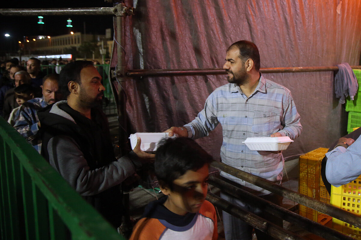 Wêneyen | Xwarina îftarê ji bo zîyaretvanên Haramê Xanima Kerametê li rawestgehên salewatî