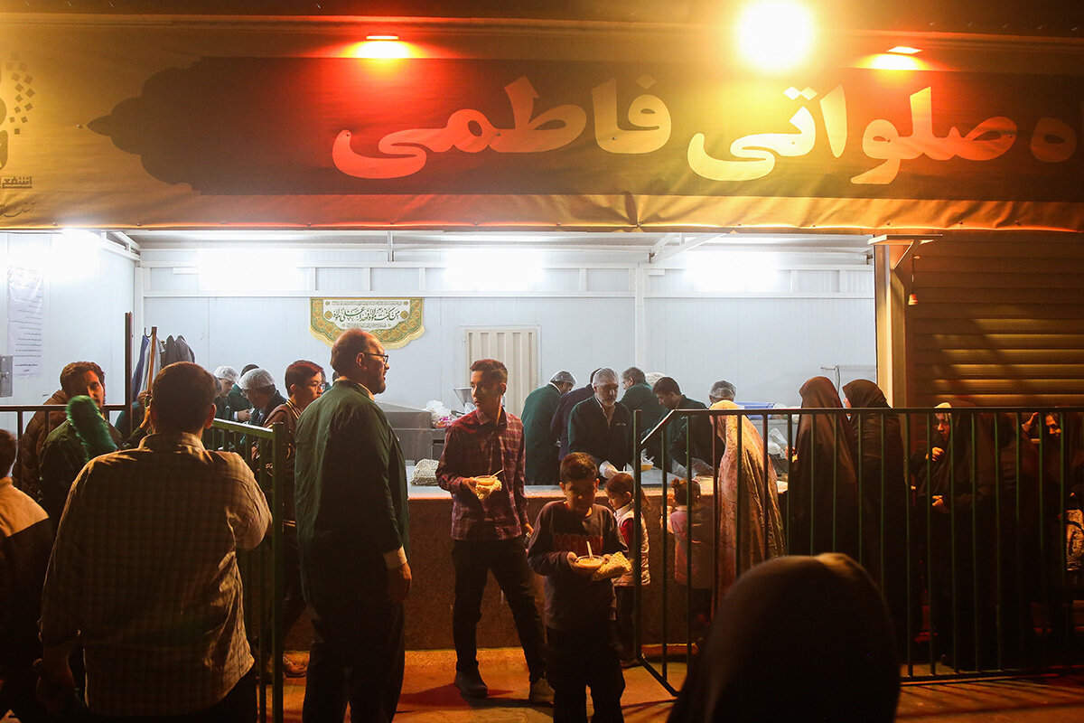 Wêneyen | Xwarina îftarê ji bo zîyaretvanên Haramê Xanima Kerametê li rawestgehên salewatî