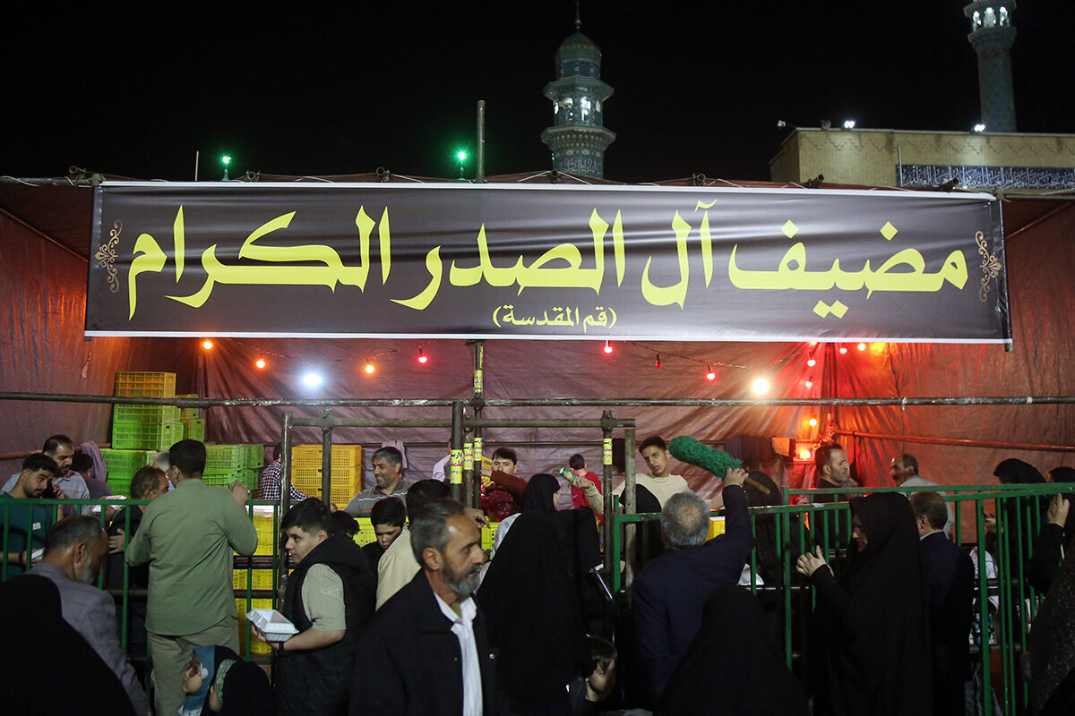 Wêneyen | Xwarina îftarê ji bo zîyaretvanên Haramê Xanima Kerametê li rawestgehên salewatî