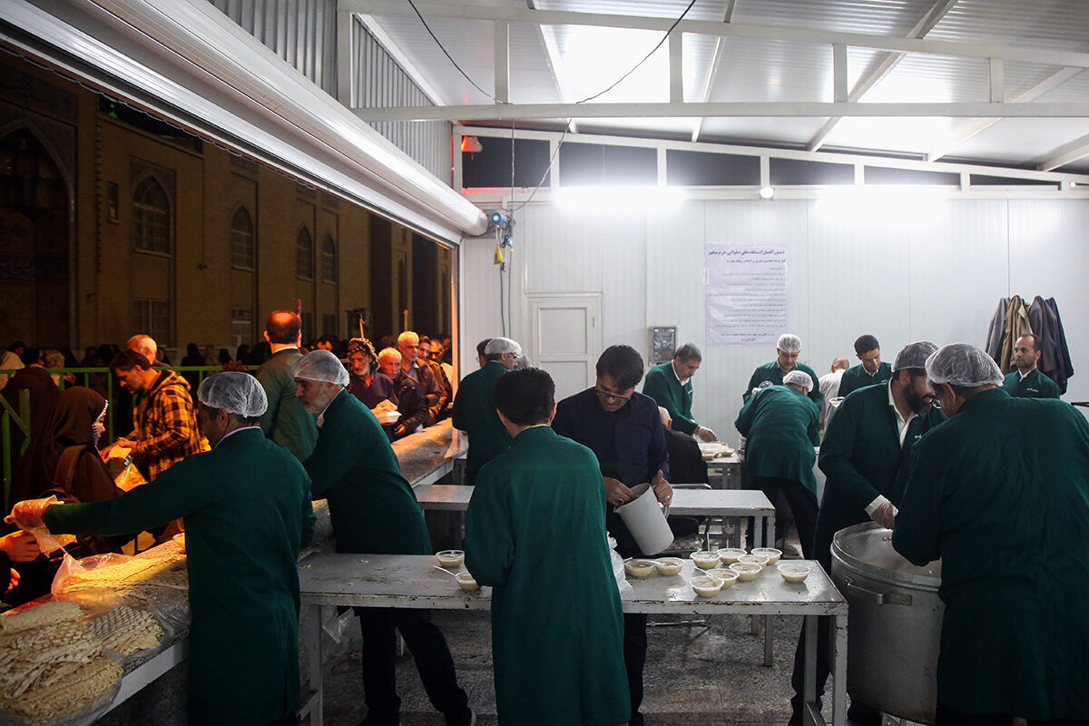 Wêneyen | Xwarina îftarê ji bo zîyaretvanên Haramê Xanima Kerametê li rawestgehên salewatî