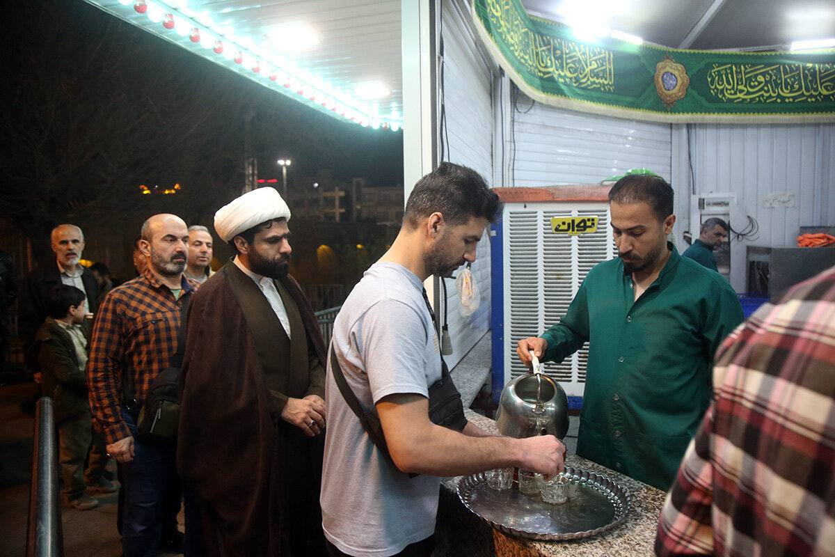 Wêneyen | Xwarina îftarê ji bo zîyaretvanên Haramê Xanima Kerametê li rawestgehên salewatî