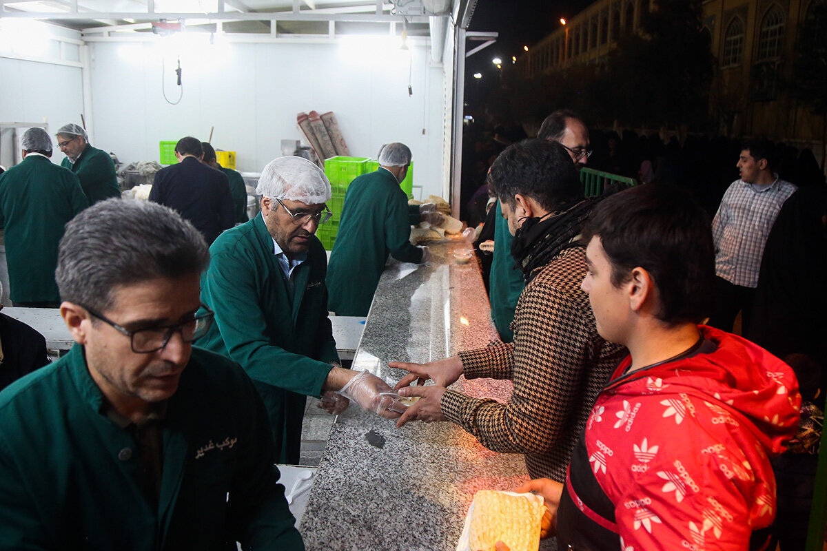 Wêneyen | Xwarina îftarê ji bo zîyaretvanên Haramê Xanima Kerametê li rawestgehên salewatî