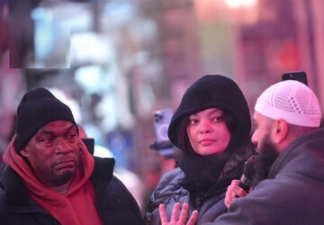 ویدیو | مسلمان شدن دو آمریکایی در مراسم افطار میدان تایمز