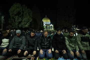  نیتن یاھو حکومت کی سنگین پابندیوں کے باوجود 50 ہزار فلسطینیوں کی مسجد اقصیٰ میں نمازِ تراویح