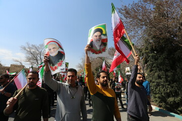 ইসফাহান প্রযুক্তি বিশ্ববিদ্যালয়ের শিক্ষার্থীরা ইসলামী প্রজাতন্ত্রের পতাকাকে সম্মান জানাতে সমবেত হন