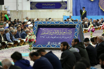 تصاویر | نصب آیات طرح «زندگی با آیه‌ها» در صحن‌ها و شبستان‌های حرم حضرت معصومه(س)