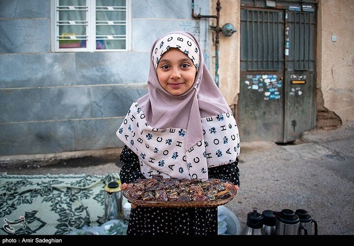 Li taxa Qibla ya Şîrazê merasîmeke fitarê ya hêsan