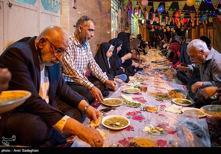 Li taxa Qibla ya Şîrazê merasîmeke fitarê ya hêsan