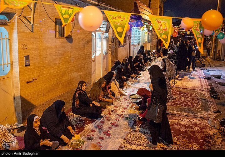 Li taxa Qibla ya Şîrazê merasîmeke fitarê ya hêsan