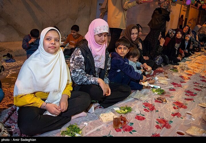 Li taxa Qibla ya Şîrazê merasîmeke fitarê ya hêsan