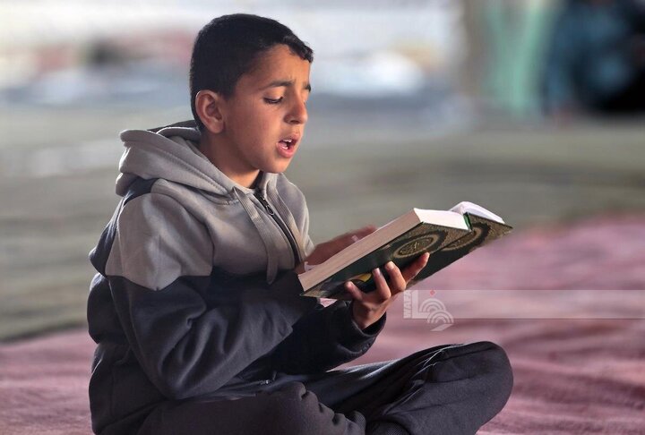 Informe fotográfico |Niños se unen a sesiones de recitación del Corán entre los escombros de la mezquita albanesa bombardeada en Jan Yunis, Gaza