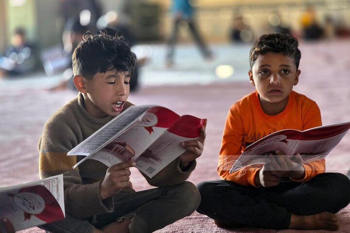 Informe fotográfico |Niños se unen a sesiones de recitación del Corán entre los escombros de la mezquita albanesa bombardeada en Jan Yunis, Gaza