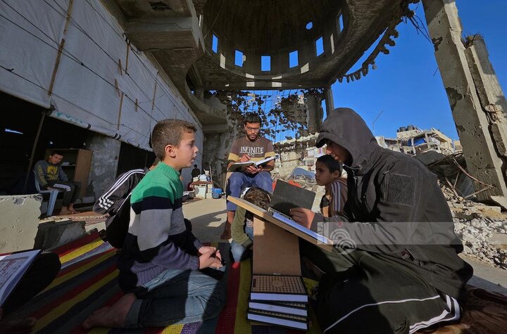 Informe fotográfico |Niños se unen a sesiones de recitación del Corán entre los escombros de la mezquita albanesa bombardeada en Jan Yunis, Gaza
