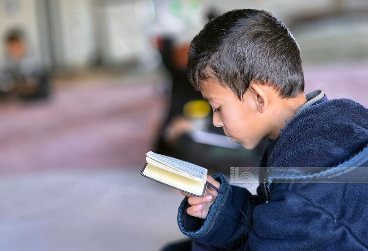 Informe fotográfico |Niños se unen a sesiones de recitación del Corán entre los escombros de la mezquita albanesa bombardeada en Jan Yunis, Gaza
