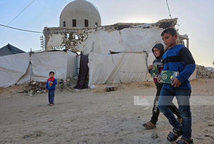 Informe fotográfico |Niños se unen a sesiones de recitación del Corán entre los escombros de la mezquita albanesa bombardeada en Jan Yunis, Gaza