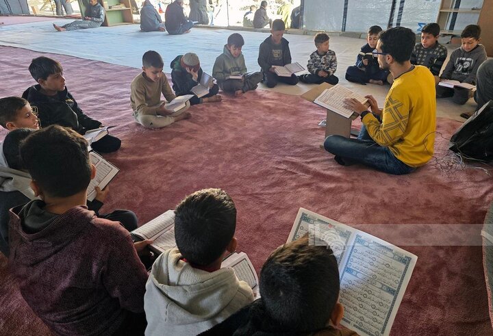 Informe fotográfico |Niños se unen a sesiones de recitación del Corán entre los escombros de la mezquita albanesa bombardeada en Jan Yunis, Gaza