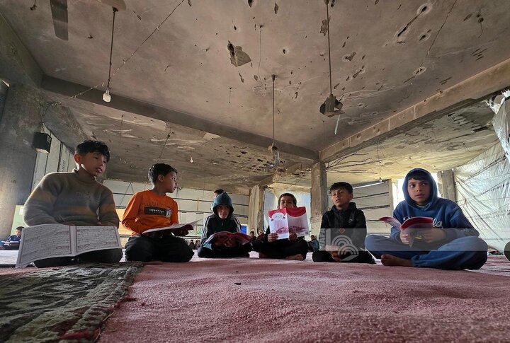 Informe fotográfico |Niños se unen a sesiones de recitación del Corán entre los escombros de la mezquita albanesa bombardeada en Jan Yunis, Gaza