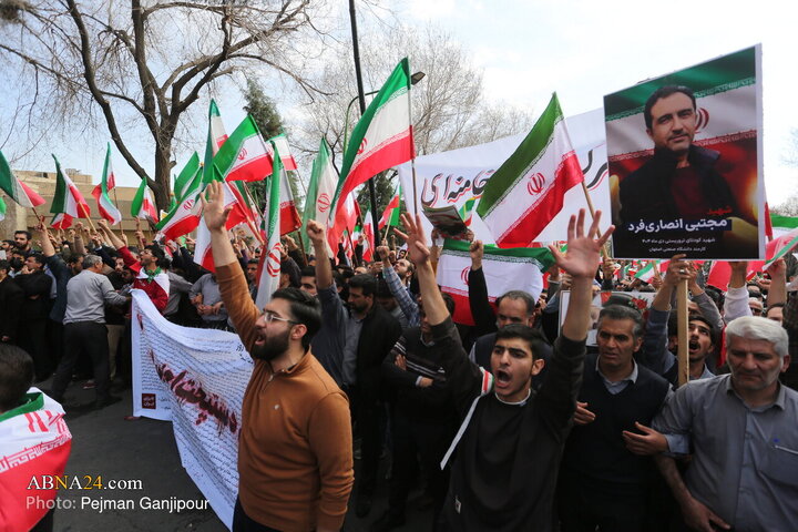 تجمع دانشجویان دانشگاه صنعتی اصفهان در محکومیت جنایات آمریکا و اسرائیل