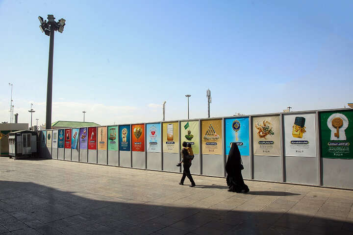 نصب آیات طرح «زندگی با آیه‌ها» در صحن‌ها و شبستان‌های حرم حضرت معصومه (س)