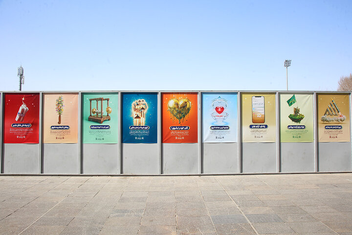 نصب آیات طرح «زندگی با آیه‌ها» در صحن‌ها و شبستان‌های حرم حضرت معصومه (س)